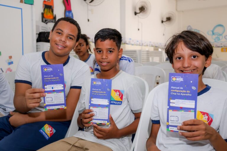 Petrolina conecta seus estudantes ao futuro: 4 mil chips de internet entregues com muita entusiasmo! WhatsApp Image 2024 12 23 at 18.38.17