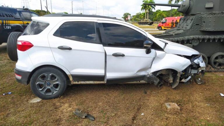 Acidente inusitado na BR-232: EcoSport colide com tanque de guerra! Divulgação