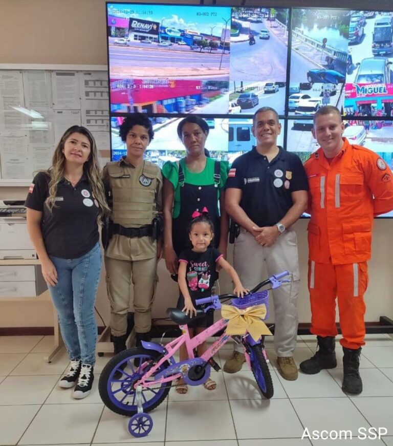 Um sonho de Natal: Cicom de Barreiras presenteia menina com bicicleta após ligação ao 190 Um sonho de Natal: Cicom de Barreiras presenteia menina com bicicleta após ligação ao 190