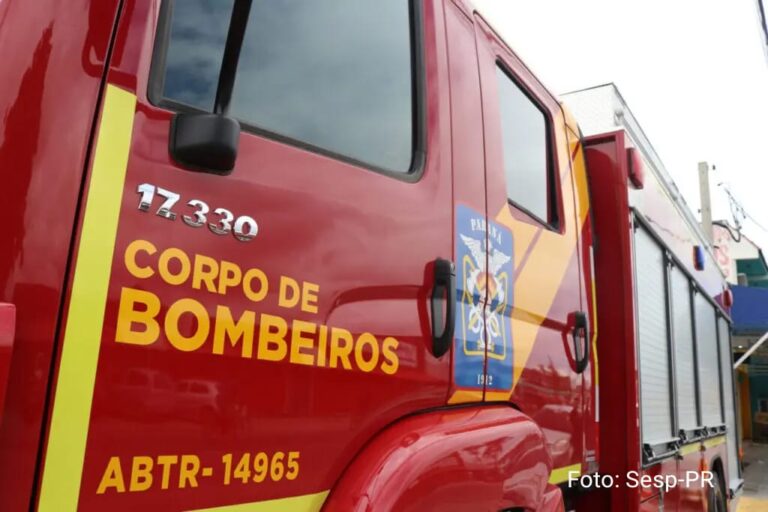 Explosão por vazamento de gás causa incêndio em casa no bairro Campina do Siqueira, em Curitiba SESP/PR