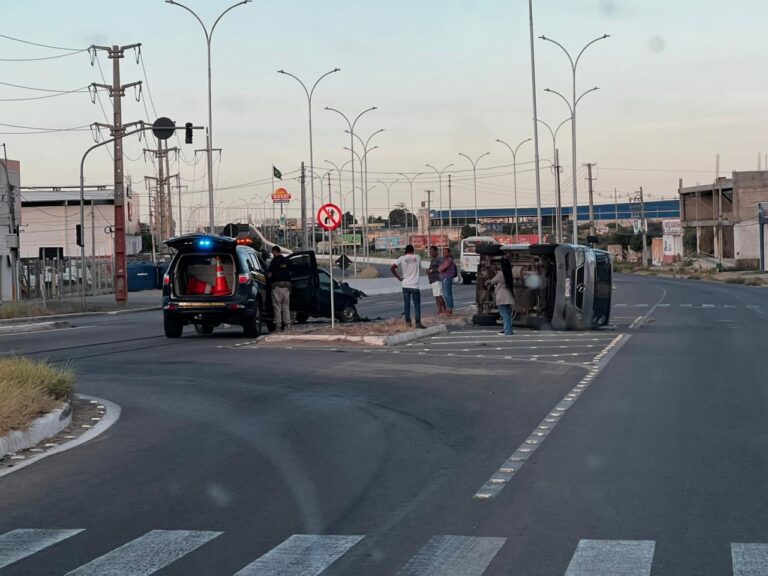 Colisão entre van e picape mobiliza autoridades durante a madrugada WhatsApp Image 2024 12 28 at 14.51.21
