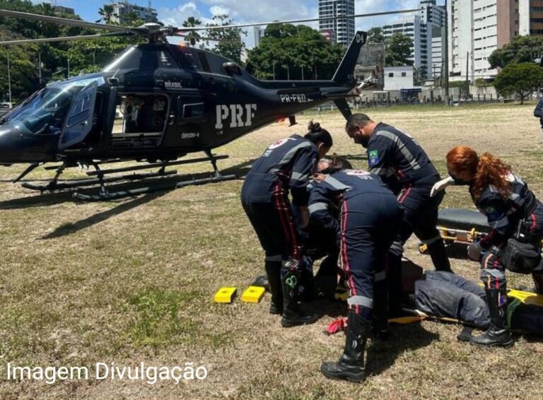 Homem é Resgatado de Helicóptero Após Acidente em Porto de Galinhas Homem é Resgatado de Helicóptero Após Acidente em Porto de Galinhas