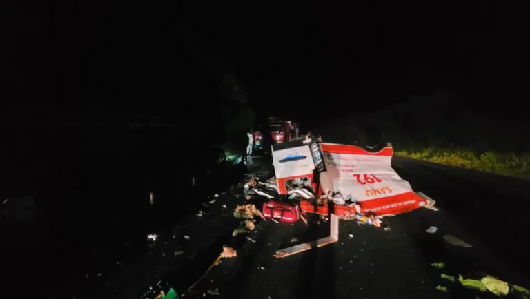 Tragédia na BR-476: grave acidente envolveu um caminhão e uma viatura do Samu deixa quatro mortos Foto: CBMPR