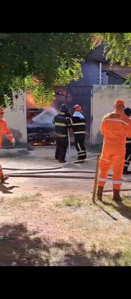 Incêndio em Veículo Próximo à Feira do Rato Mobiliza Bombeiros em Petrolina Incêndio em Veículo Próximo à Feira do Rato Mobiliza Bombeiros em Petrolina