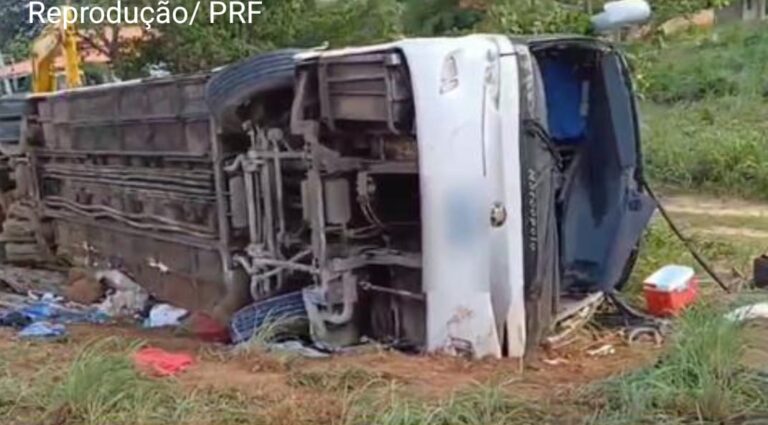 Tragédia na BR-135: ônibus de turismo tomba no Piauí, deixando sete mortos e 15 feridos Tragédia na BR-135: ônibus de turismo tomba no Piauí, deixando sete mortos e 15 feridos