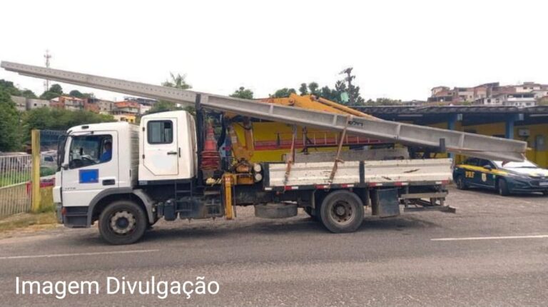 PRF flagraram Transporte Irregular de Carga Colaca Segurança em Risco na BR-324