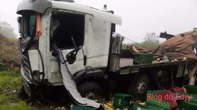 Motorista é arremessado e morre após caminhão cair em Ribanceira na Bahia