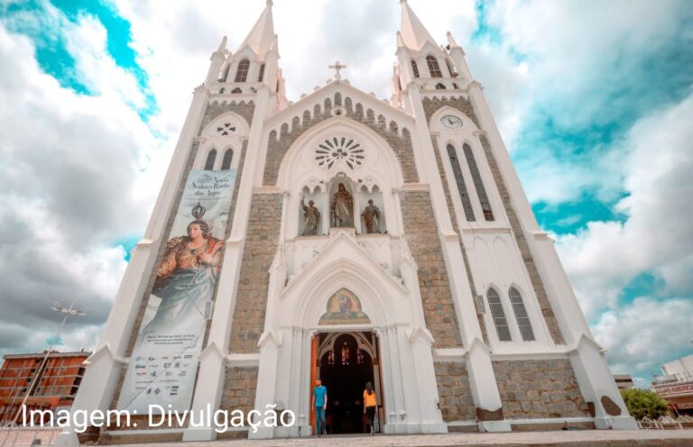Catedral Sagrado Coração de Jesus: Um Tesouro História de Petrolina Catedral Sagrado Coração de Jesus: Um Tesouro História de Petrolina