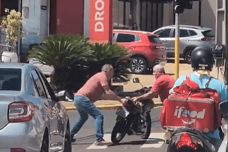 Briga de trânsito em SP: Motorista e Motoqueiro Trocam Socos no Meio da Rua!