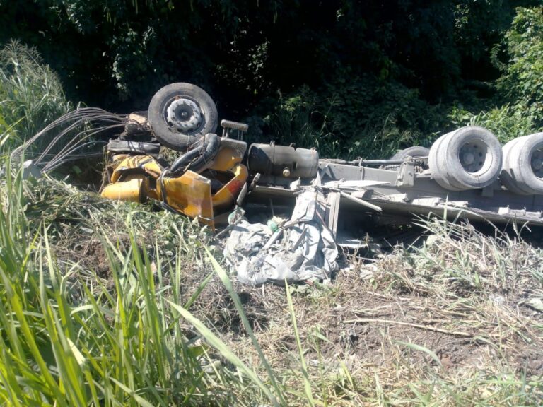 Caminhão tomba em ribanceira na Br-232 em Morena; motorista não era habilitado Caminhão tomba em ribanceira na Br-232 em Morena; motorista não era habilitado