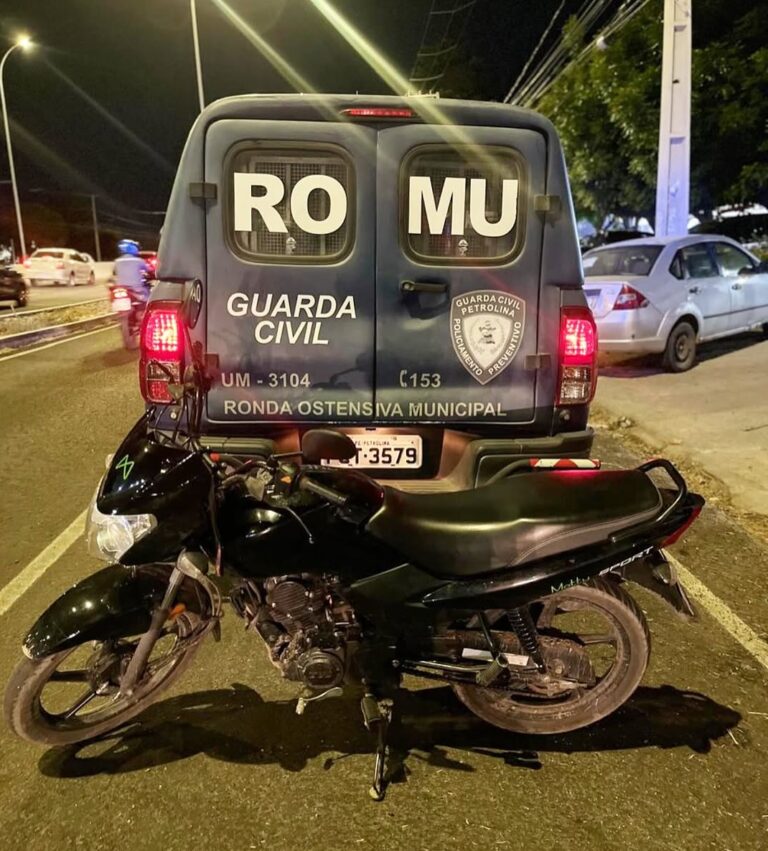 ROMU EM AÇÃO: APREENSÃO DE MOTOCICLETA COM RESTRIÇÃO FURTO/ROUBO.  ROMU EM AÇÃO: APREENSÃO DE MOTOCICLETA COM RESTRIÇÃO FURTO/ROUBO.